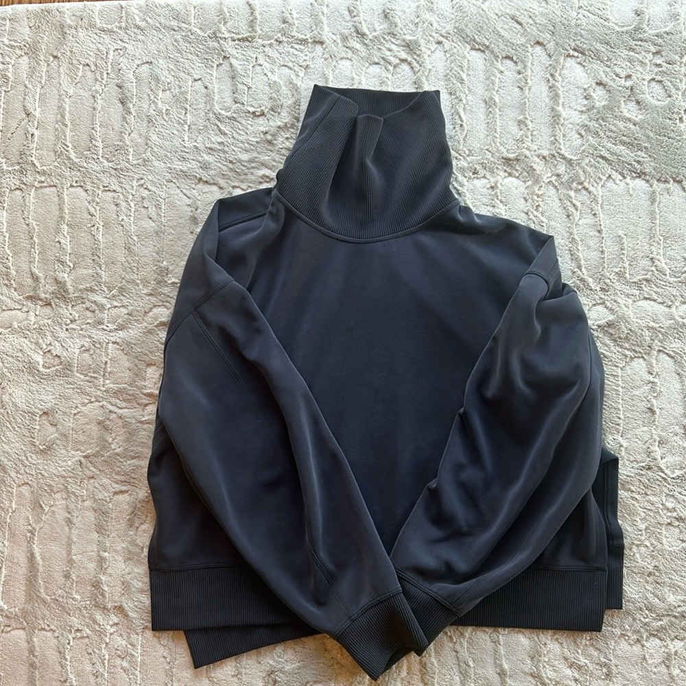 lululemon softstreme turtleneck pullover top Size 8